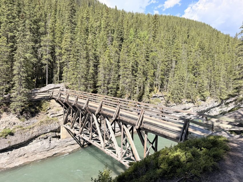 lake minnewanka pont
