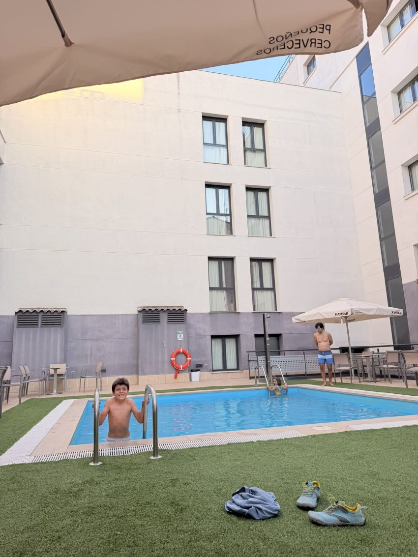 hotel osca piscina